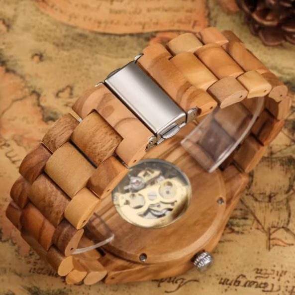 Montre Numérique Romaine en Bois pour Homme. Cette montre automatique au design squelette est fabriquée à 100% en Bois naturel poli alliant durabilité et élégance mécanique.