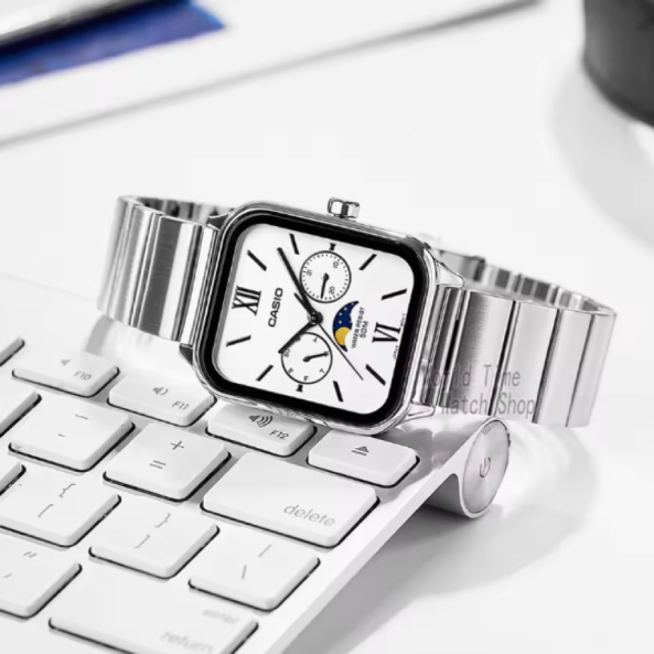 Montre-Bracelet Casio Moonphase pour Hommes. Cette montre combine la sobriété de l’acier inoxydable avec un cadran blanc raffiné, des indicateurs romains et des complications fonctionnelles telles que la phase lunaire.