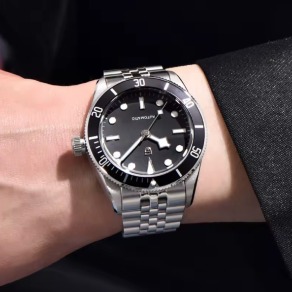 PAGANI DESIGN BB58 Jubilé Bracelet de Luxe Montre Automatique Hommes NH35 Affaires Mécanique Étanche 100M. L’ élégance rencontre l’ aventure dans cette montre en acier inoxydable au design professionnel de type plongeur.