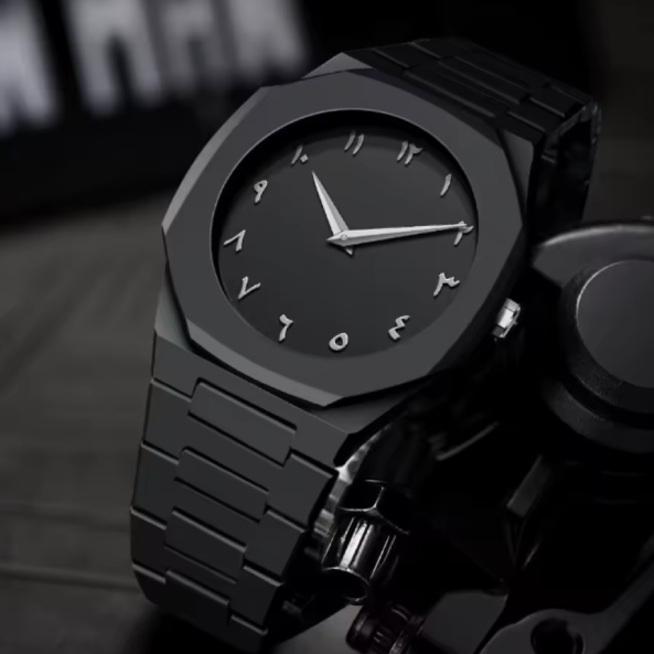 Montre Sportive et Décontractée Créative 2024. Ce modèle entièrement noir fusionne une esthétique futuriste avec un design minimaliste brutaliste. Son cadran noir sans marques, orné de chiffres arabes à peine visibles, lui donne une aura énigmatique.
