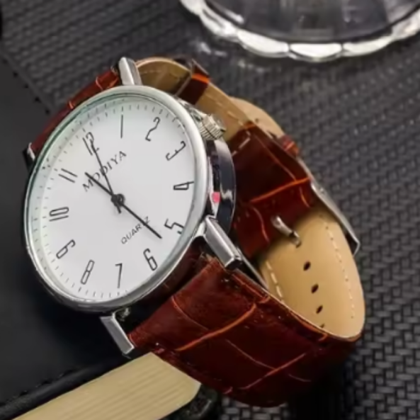Montre-Bracelet d'Affaires en Cuir de Luxe. Une montre qui rend hommage aux grands classiques. Son cadran blanc avec des chiffres romains et son bracelet en cuir marron texturé font de ce modèle un choix sobre et raffiné pour toutes les occasions.