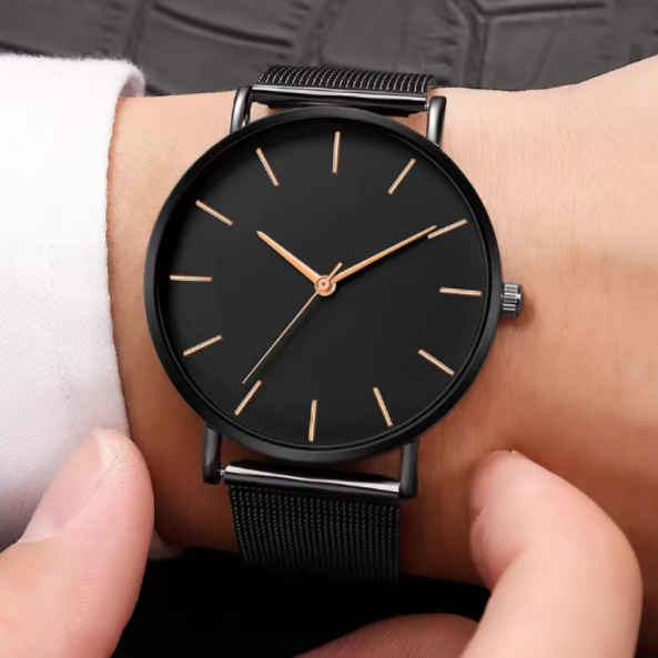 Montre Ultra Mince Homme en Acier Inoxydable. Un design épuré et moderne qui combine une esthétique sobre avec des détails luxueux.
