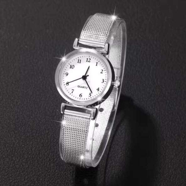 Montre Bracelet Femme – Élégance simple au quotidien. Une montre qui aille la simplicité et sophistication. Son design épuré avec des chiffres visibles et son bracelet de type milanais le rendent parfait pour les femmes à la recherche de la élégance.