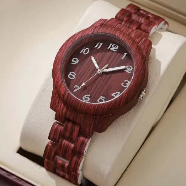 Montre à Quartz Motif en Bois pour Femme. Conçue par les amateurs de design organique, cette montre en bois rouge combine fonctionnalité et esthétique artisanale qui la rend vraiment spéciale.