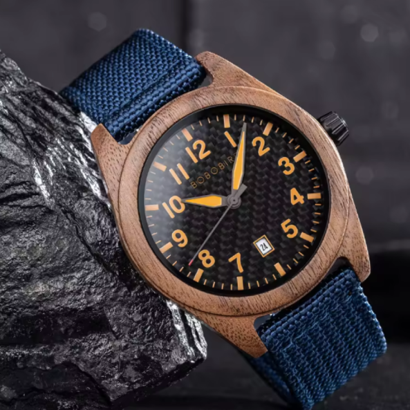 Montre BOBO BIRD en Bois à Quartz 2024. Ce modèle fusionne la force des matériaux modernes avec la chaleur du bois naturel. Son cadran en fibre de carbone avec des chiffres jaunes vibrants en fait une montre fonctionnelle.