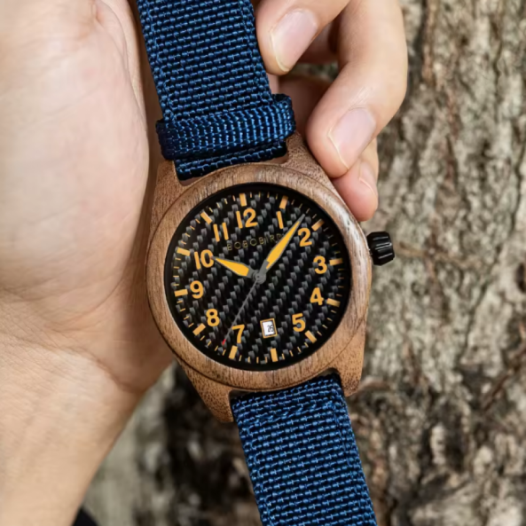 Montre BOBO BIRD en Bois à Quartz 2024. Ce modèle fusionne la force des matériaux modernes avec la chaleur du bois naturel. Son cadran en fibre de carbone avec des chiffres jaunes vibrants en fait une montre fonctionnelle.
