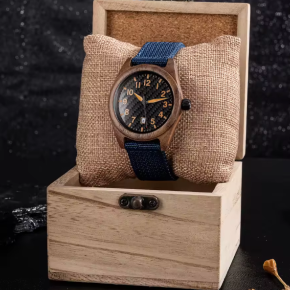 Montre BOBO BIRD en Bois à Quartz 2024. Ce modèle fusionne la force des matériaux modernes avec la chaleur du bois naturel. Son cadran en fibre de carbone avec des chiffres jaunes vibrants en fait une montre fonctionnelle.