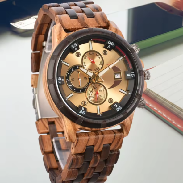 Montre en Bois de Luxe pour Homme. Cette montre combine la noblesse du bois l’impact de l’or métallique. Avec de multiples sous-cadrans fonctionnels, ( jour, heure, seconde et chronomètre ).