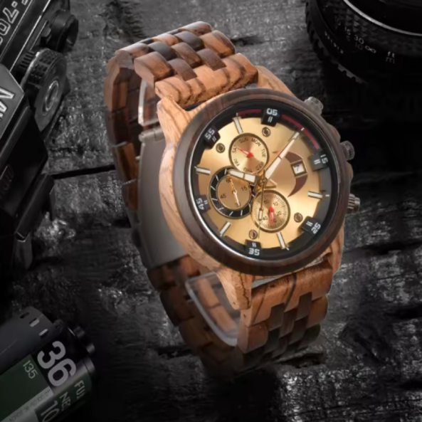 Montre en Bois de Luxe pour Homme. Cette montre combine la noblesse du bois l’impact de l’or métallique. Avec de multiples sous-cadrans fonctionnels, ( jour, heure, seconde et chronomètre ).