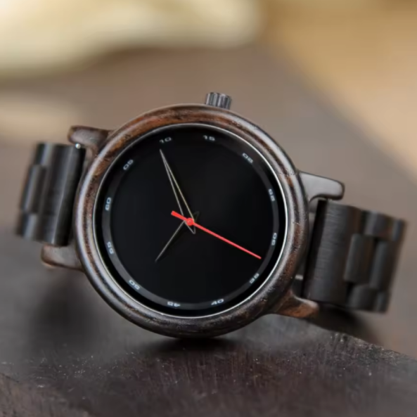 Montre BOBO BIRD en Bois d'Ébène pour Hommes et Femmes. Cette montre redéfinit l’élégance moderne avec son design entièrement noir et une aiguille rouge unique qui la distingue par son caractère, fabriqué en bois foncé.