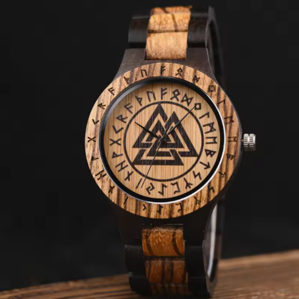Montre-Bracelet BOBO BIRD Viking en Bois pour Homme. Le (Runar Valknut) est conçu pour ceux qui portent la force de leurs ancêtres. Fabriquée en bois naturel et gravée avec des runes vikings.