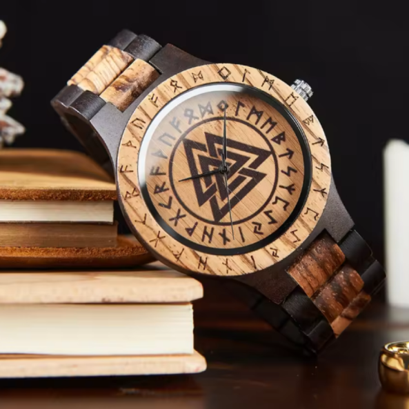 Montre-Bracelet BOBO BIRD Viking en Bois pour Homme. Le (Runar Valknut) est conçu pour ceux qui portent la force de leurs ancêtres. Fabriquée en bois naturel et gravée avec des runes vikings.