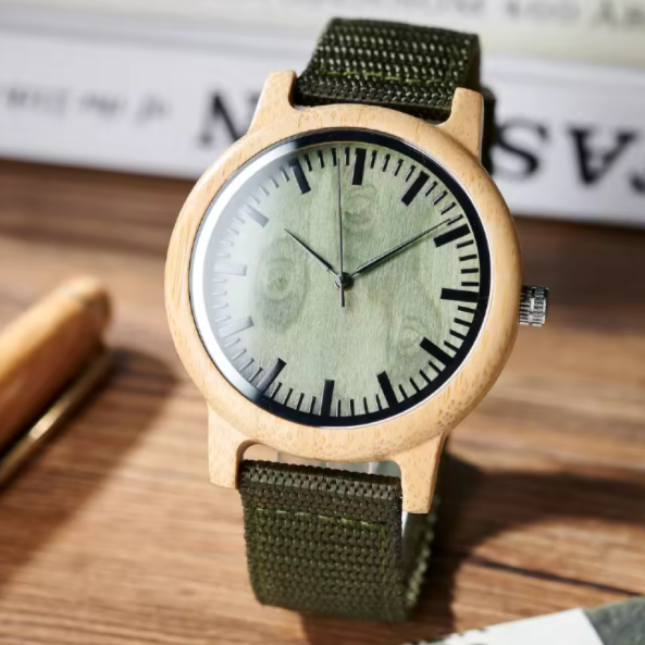 Montre BOBO BIRD en Bois Unisexe. Cette montre est la définition du style décontracté et durable. Son design simple et léger se marie parfaitement avec les tenues décontracté, streetwear ou vintage.