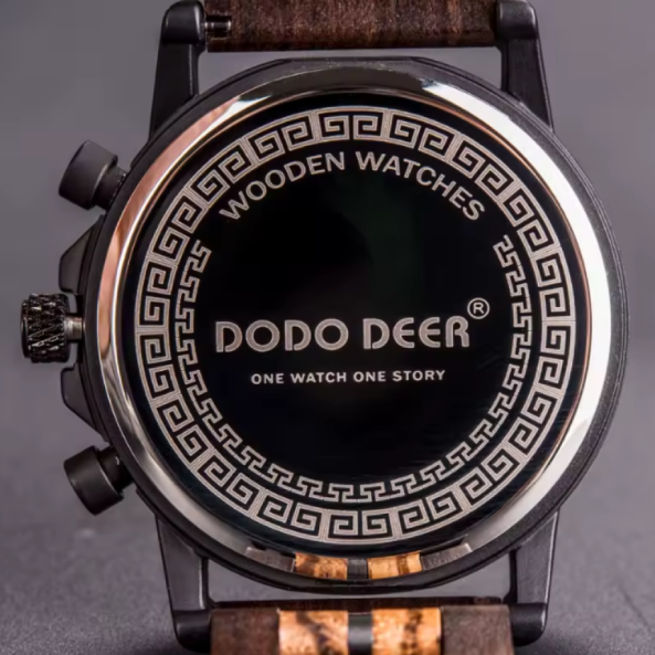 Montre DODO DEER en Bois avec Logo Personnalisé pour Homme. Chaque montre DODO DEER est une déclaration de style à l’essence naturelle. Inspirée par la noblesse du bois et le design géométrique.