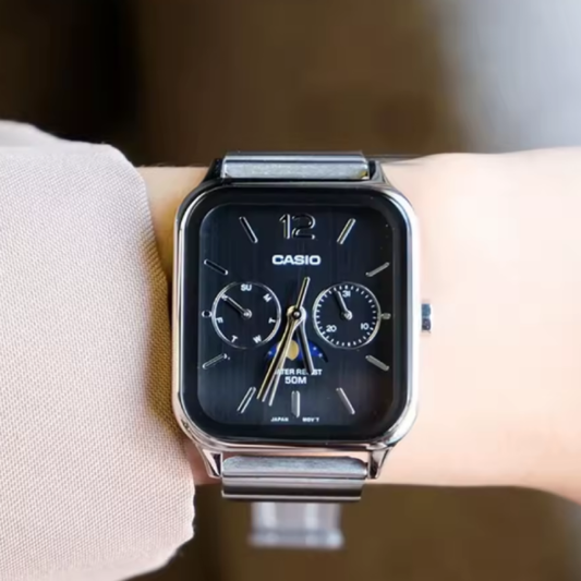 Montre-Bracelet Casio Moonphase pour Hommes. Cette montre combine la sobriété de l’acier inoxydable avec un cadran blanc raffiné, des indicateurs romains et des complications fonctionnelles telles que la phase lunaire.