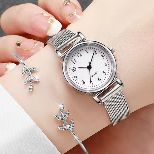 Montre Bracelet Femme – Élégance simple au quotidien. Une montre qui aille la simplicité et sophistication. Son design épuré avec des chiffres visibles et son bracelet de type milanais le rendent parfait pour les femmes à la recherche de la élégance.