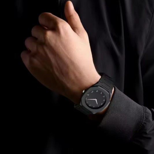 Montre Sportive et Décontractée Créative 2024. Ce modèle entièrement noir fusionne une esthétique futuriste avec un design minimaliste brutaliste. Son cadran noir sans marques, orné de chiffres arabes à peine visibles, lui donne une aura énigmatique.