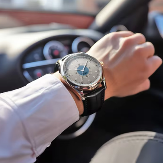 Montre-Bracelet de Luxe Homme Quartz 2025. Conçue pour ceux qui comprennent que l’élégance n’a pas besoin d’être frappant. Cette montre combine un cadran à double numérotation (romaine et indo-arabe).