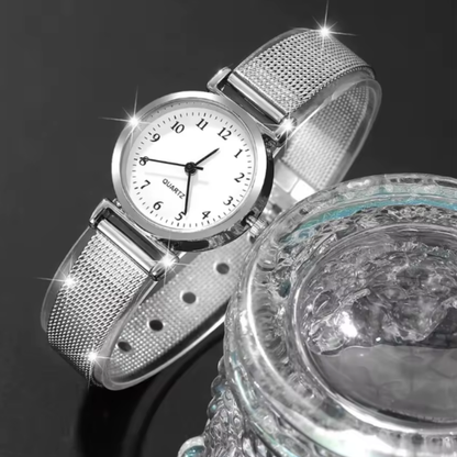 Montre Bracelet Femme – Élégance simple au quotidien. Une montre qui aille la simplicité et sophistication. Son design épuré avec des chiffres visibles et son bracelet de type milanais le rendent parfait pour les femmes à la recherche de la élégance.