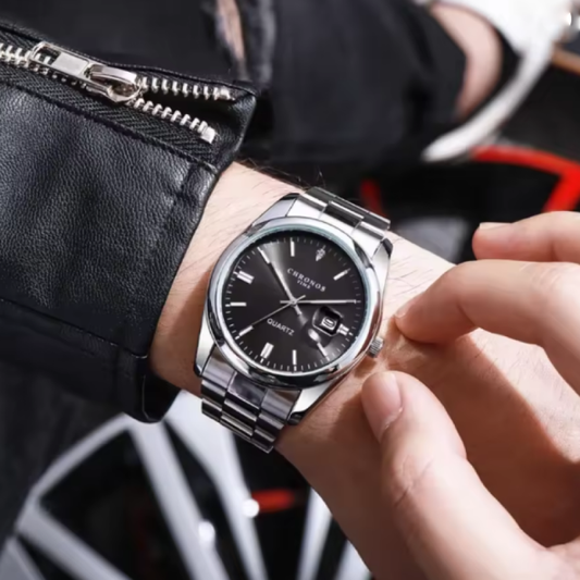 Montre-Bracelet de Luxe CHRONOS Homme Quartz. Avec un cadran noir intense un bracelet en acier inoxydable et une fenêtre de date avec loupe de type cyclops, cette montre est idéal pour ceux qui recherchent l’élégance, l’élégance, précision et le caractère