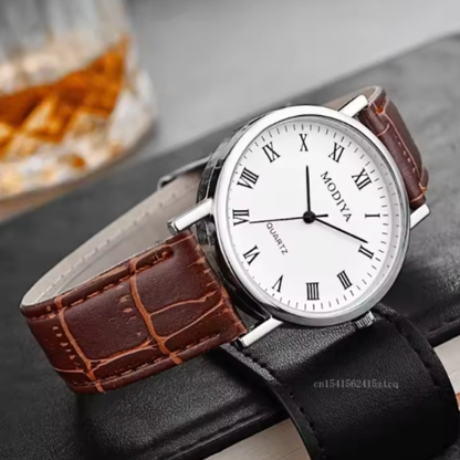 Montre-Bracelet d'Affaires en Cuir de Luxe. Une montre qui rend hommage aux grands classiques. Son cadran blanc avec des chiffres romains et son bracelet en cuir marron texturé font de ce modèle un choix sobre et raffiné pour toutes les occasions.