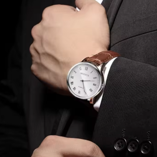 Montre-Bracelet d'Affaires en Cuir de Luxe. Une montre qui rend hommage aux grands classiques. Son cadran blanc avec des chiffres romains et son bracelet en cuir marron texturé font de ce modèle un choix sobre et raffiné pour toutes les occasions.