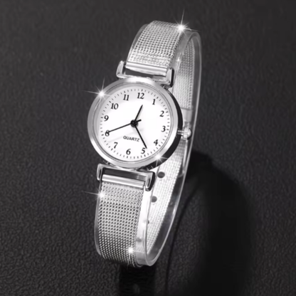 Montre Bracelet Femme – Élégance simple au quotidien. Une montre qui aille la simplicité et sophistication. Son design épuré avec des chiffres visibles et son bracelet de type milanais le rendent parfait pour les femmes à la recherche de la élégance.
