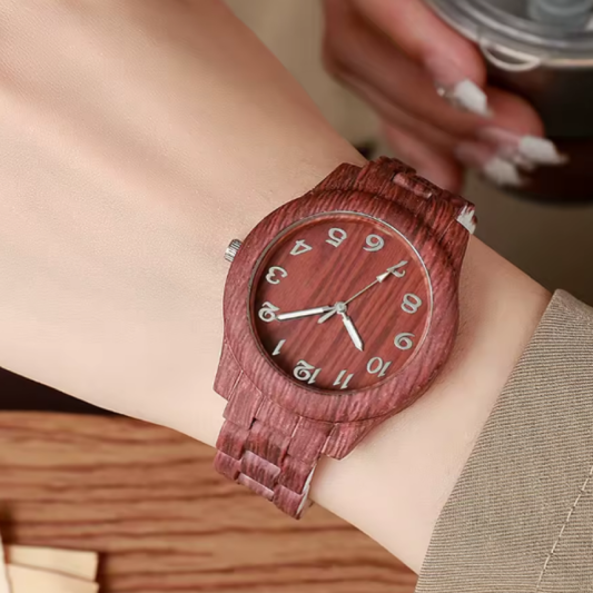 Montre à Quartz Motif en Bois pour Femme. Conçue par les amateurs de design organique, cette montre en bois rouge combine fonctionnalité et esthétique artisanale qui la rend vraiment spéciale.