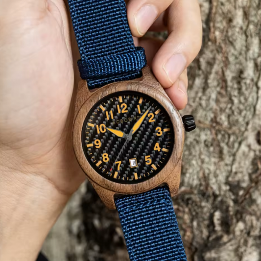 Montre BOBO BIRD en Bois à Quartz 2024. Ce modèle fusionne la force des matériaux modernes avec la chaleur du bois naturel. Son cadran en fibre de carbone avec des chiffres jaunes vibrants en fait une montre fonctionnelle.