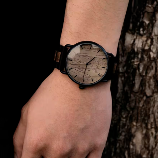 Montre BOBO BIRD Zèbre Bois pour Homme. Cette montre combine le naturel et le conceptuel en une seule pièce. Son cadran simule les veines et les fissures du bois véritable, évoquant la beauté du temps et l’imperfection.