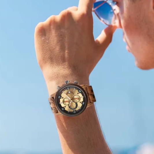 Montre en Bois de Luxe pour Homme. Cette montre combine la noblesse du bois l’impact de l’or métallique. Avec de multiples sous-cadrans fonctionnels, ( jour, heure, seconde et chronomètre ).