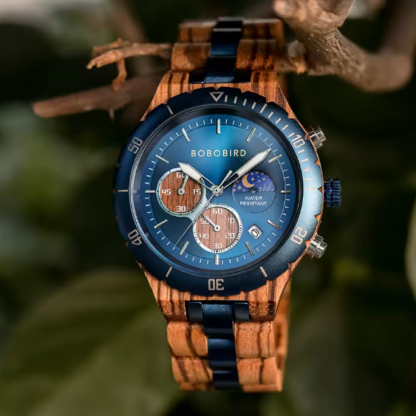 Montre-Bracelet BOBO BIRD en Bois et Acier Inoxydable pour Homme. La harmonie entre la nature et le design moderne s’unit dans cette montre en bois naturel avec des détails métalliques bleuâtres.