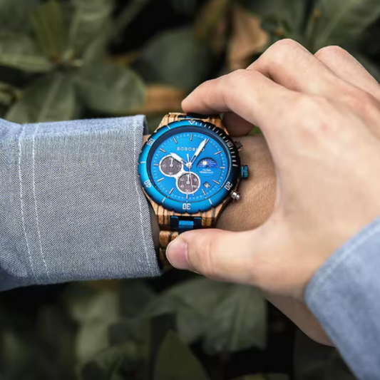 Montre-Bracelet BOBO BIRD en Bois et Acier Inoxydable pour Homme. La harmonie entre la nature et le design moderne s’unit dans cette montre en bois naturel avec des détails métalliques bleuâtres.