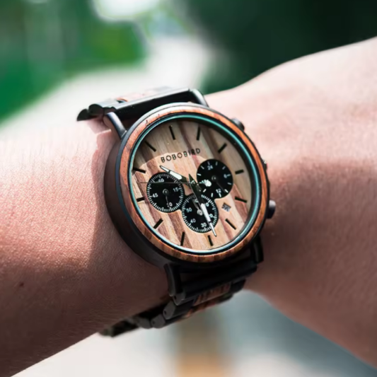 Montre BOBO BIRD en Bois 3 Yeux pour Homme. Inspirée en la force de la nature et le rythme de la vie moderne, cette montre artisanale combine le bois naturel avec un design sportif. Équipe avec chronographes fonctionnelles et détails métalliques.