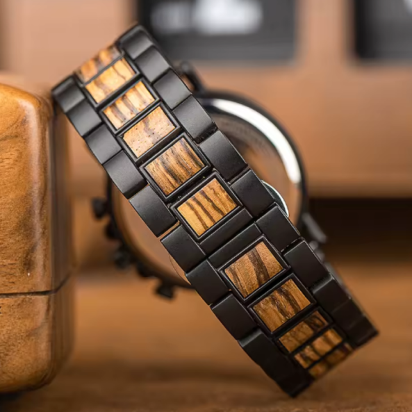 Montre BOBO BIRD en Bois 3 Yeux pour Homme. Inspirée en la force de la nature et le rythme de la vie moderne, cette montre artisanale combine le bois naturel avec un design sportif. Équipe avec chronographes fonctionnelles et détails métalliques.
