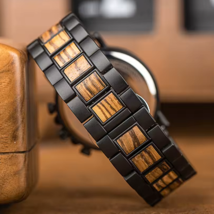 Montre BOBO BIRD en Bois 3 Yeux pour Homme. Inspirée en la force de la nature et le rythme de la vie moderne, cette montre artisanale combine le bois naturel avec un design sportif. Équipe avec chronographes fonctionnelles et détails métalliques.