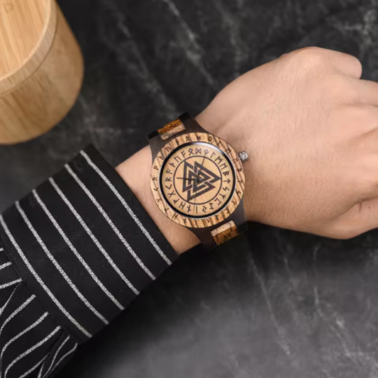 Montre-Bracelet BOBO BIRD Viking en Bois pour Homme. Le (Runar Valknut) est conçu pour ceux qui portent la force de leurs ancêtres. Fabriquée en bois naturel et gravée avec des runes vikings.